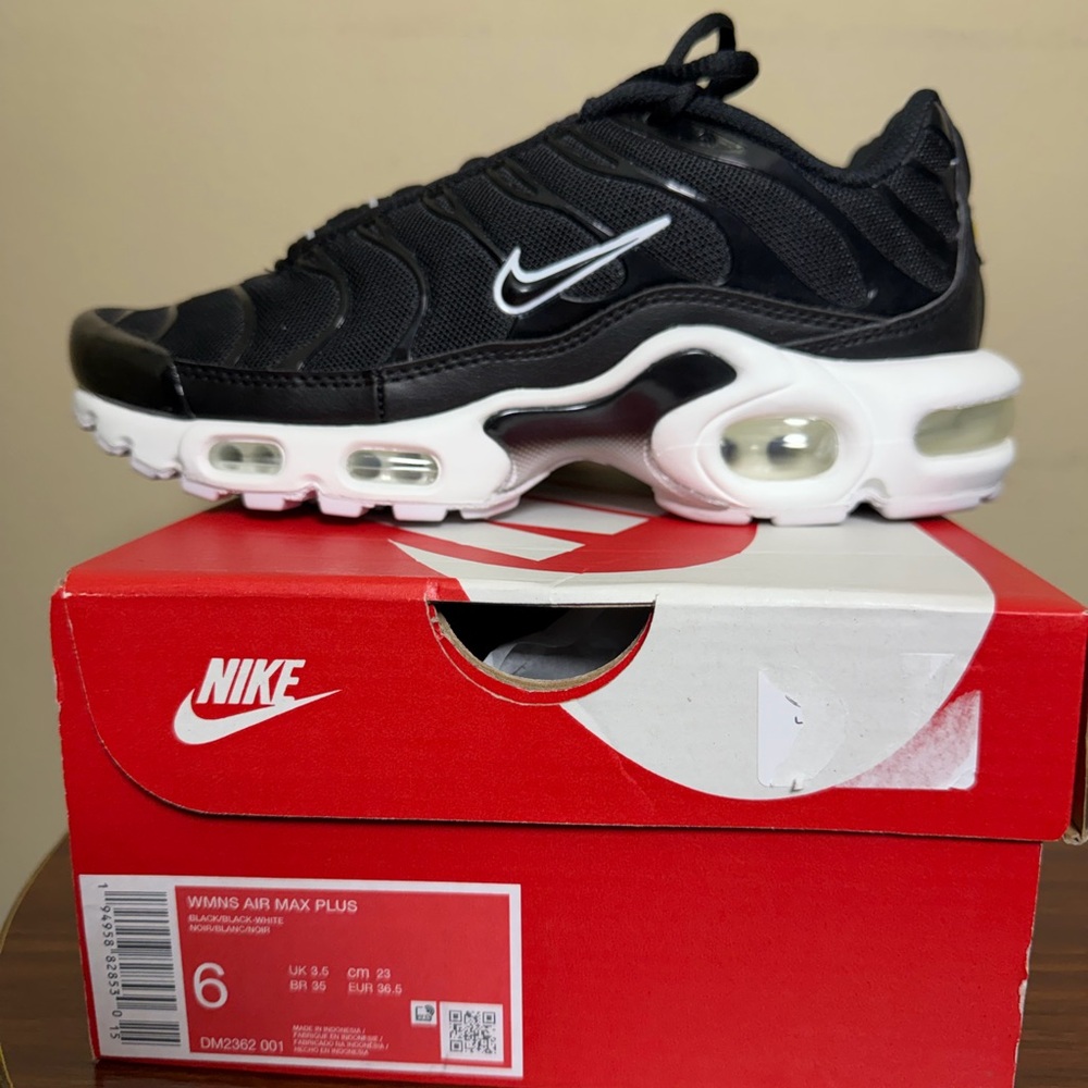 NEW with Box Nike Air Max Plus Women Shoes, Black and White, size 6W - Picture 6 of 8